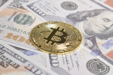 100 dolarlık banknotlarda Bitcoin 'in altın sembolik parası. Bitcoin 'i bir dolarla takas et. Amerikan dolarları üzerinde kripto para birimi. Tasarruf, yatırım konsepti. Dijital modern ödeme yöntemi