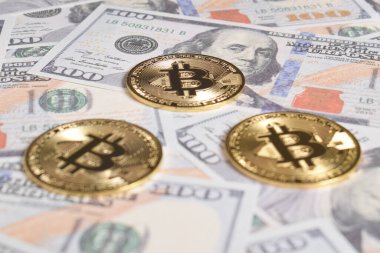 100 dolarlık banknotlarda Bitcoin 'in altın sembolik parası. Bitcoin 'i bir dolarla takas et. Amerikan dolarları üzerinde kripto para birimi. Tasarruf, yatırım konsepti. Dijital modern ödeme yöntemi