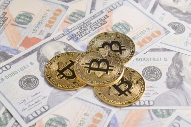 100 dolarlık banknotlarda Bitcoin 'in altın sembolik parası. Bitcoin 'i bir dolarla takas et. Amerikan dolarları üzerinde kripto para birimi. Tasarruf, yatırım konsepti. Dijital modern ödeme yöntemi