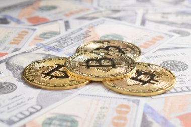 100 dolarlık banknotlarda Bitcoin 'in altın sembolik parası. Bitcoin 'i bir dolarla takas et. Amerikan dolarları üzerinde kripto para birimi. Tasarruf, yatırım konsepti. Dijital modern ödeme yöntemi