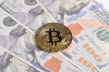 100 dolarlık banknotlarda Bitcoin 'in altın sembolik parası. Bitcoin 'i bir dolarla takas et. Amerikan dolarları üzerinde kripto para birimi. Tasarruf, yatırım konsepti. Dijital modern ödeme yöntemi