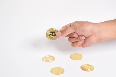 Beyaz arka planda izole edilmiş bitcoin tutan adamın eli. Uzayı kopyala Kripto para birimi konsepti. Tasarruf, yatırım konsepti. Modern dijital ödeme yöntemi. Kesme yolu