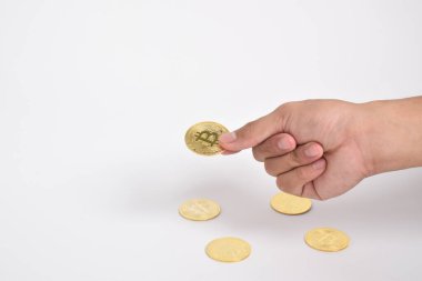 Beyaz arka planda izole edilmiş bitcoin tutan adamın eli. Uzayı kopyala Kripto para birimi konsepti. Tasarruf, yatırım konsepti. Modern dijital ödeme yöntemi. Kesme yolu