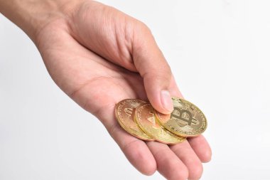 Beyaz arka planda izole edilmiş bitcoin tutan adamın eli. Uzayı kopyala Kripto para birimi konsepti. Tasarruf, yatırım konsepti. Modern dijital ödeme yöntemi. Kesme yolu