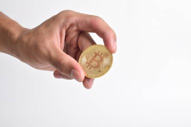 Beyaz arka planda izole edilmiş bitcoin tutan adamın eli. Uzayı kopyala Kripto para birimi konsepti. Tasarruf, yatırım konsepti. Modern dijital ödeme yöntemi. Kesme yolu