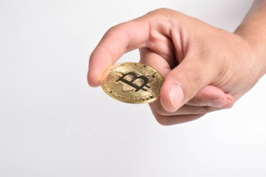 Beyaz arka planda izole edilmiş bitcoin tutan adamın eli. Uzayı kopyala Kripto para birimi konsepti. Tasarruf, yatırım konsepti. Modern dijital ödeme yöntemi. Kesme yolu