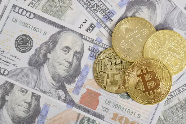 100 dolarlık banknotlarda Bitcoin 'in altın sembolik parası. Bitcoin 'i bir dolarla takas et. Amerikan dolarları üzerinde kripto para birimi. Tasarruf, yatırım konsepti. Dijital modern ödeme yöntemi