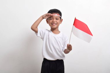 17 Ağustos 'ta Endonezya' nın bağımsızlığını kutlayan tatlı küçük Asyalı çocuk beyaz arka planda izole edilmiş.