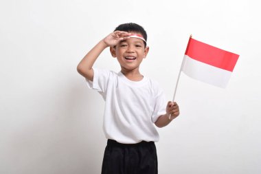 17 Ağustos 'ta Endonezya' nın bağımsızlığını kutlayan tatlı küçük Asyalı çocuk beyaz arka planda izole edilmiş.