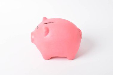 Beyaz arka planda izole edilmiş pembe kumbara. Nakit para. Finans ve Yatırım kavramı