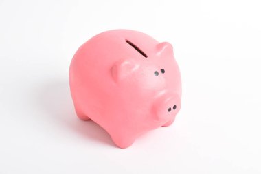 Beyaz arka planda izole edilmiş pembe kumbara. Nakit para. Finans ve Yatırım kavramı