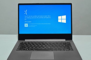 Pasuruan, Endonezya - 20 Temmuz 2024: Laptop ekranda mavi ölüm veya BSOD görüntüler. Hatalı Microsoft Windows işletim sistemi. Mavi ölüm perdesi