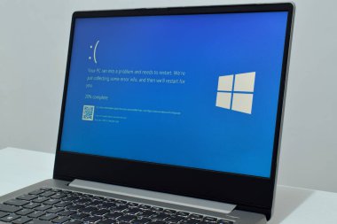 Pasuruan, Endonezya - 20 Temmuz 2024: Laptop ekranda mavi ölüm veya BSOD görüntüler. Hatalı Microsoft Windows işletim sistemi. Mavi ölüm perdesi