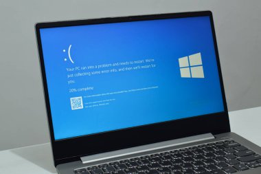 Pasuruan, Endonezya - 20 Temmuz 2024: Laptop ekranda mavi ölüm veya BSOD görüntüler. Hatalı Microsoft Windows işletim sistemi. Mavi ölüm perdesi