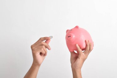 Kumbaralı bir el ve beyaz arka planda izole edilmiş paralar. Tasarruf, yatırım, bütçe, zenginlik, iş, emeklilik, finans, para, bankacılık konsepti. Boşluğu kopyala