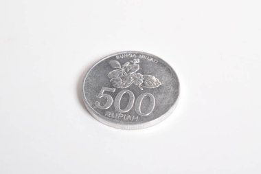 Beyaz arka planda izole edilmiş Endonezya rupia parası. 500 rupi Endonezya parası