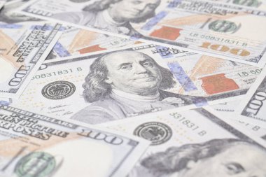 Amerikan dolarlarının geçmişi. Seçici odaklanma. Amerikan antika parası, yüz dolarlık banknotlar. Doku Amerikan doları