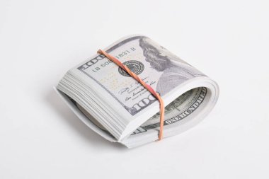 Yuvarlanan Amerikan doları banknotları. Bir tomar para beyaz arka planda izole edilmiş, kırpma yolu ile.