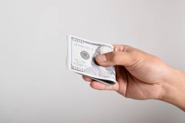 Beyaz arka planda izole edilmiş 100 dolarlık banknotlar veren adam. Yüz dolarlık banknotlar. Banknotlar. 100 dolarlık banknotlar