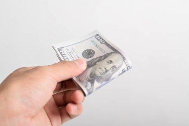 Beyaz arka planda izole edilmiş 100 dolarlık banknotlar veren adam. Yüz dolarlık banknotlar. Banknotlar. 100 dolarlık banknotlar