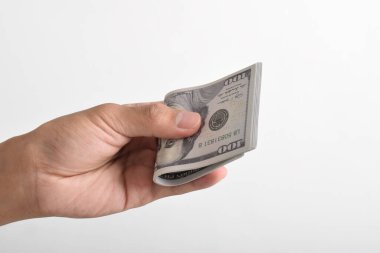 Beyaz arka planda izole edilmiş 100 dolarlık banknotlar veren adam. Yüz dolarlık banknotlar. Banknotlar. 100 dolarlık banknotlar