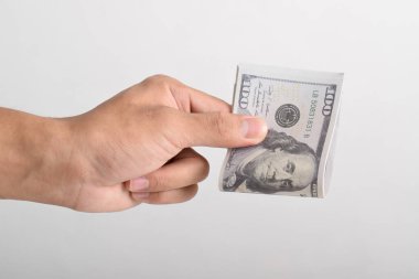 Beyaz arka planda izole edilmiş 100 dolarlık banknotlar veren adam. Yüz dolarlık banknotlar. Banknotlar. 100 dolarlık banknotlar