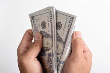 Yakından çekilen eller Amerikan dolarlarını sayıyor 100 Amerikan dolarını ya da 100 Amerikan dolarını sayıyor finans, iş, gelir kavramını