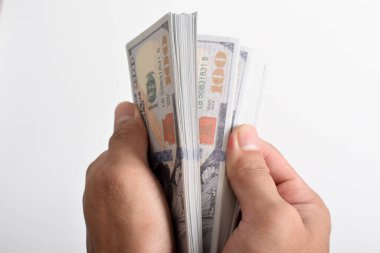 Yakından çekilen eller Amerikan dolarlarını sayıyor 100 Amerikan dolarını ya da 100 Amerikan dolarını sayıyor finans, iş, gelir kavramını