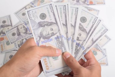 Amerikan doları ya da Amerikan doları. Adam 100 Amerikan parası ya da 100 dolar sayıyor. Finans, iş, gelir kavramı.
