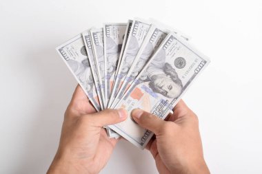 Amerikan doları ya da Amerikan doları. Adam 100 Amerikan parası ya da 100 dolar sayıyor. Finans, iş, gelir kavramı.