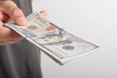 Erkek eli 100 dolarlık banknotlar veriyor. Yüz dolarlık banknotlar. Banknotlar. 100 dolarlık banknotlar