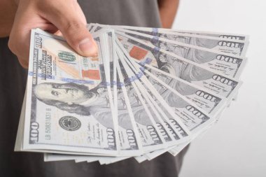Erkek eli 100 dolarlık banknotlar veriyor. Yüz dolarlık banknotlar. Banknotlar. 100 dolarlık banknotlar