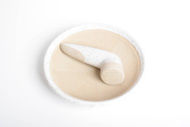 Beyaz zemin üzerinde seramik havan ve tokmak izole. Kopyalama yolu.