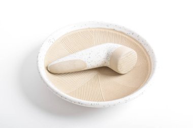 Beyaz zemin üzerinde seramik havan ve tokmak izole. Kopyalama yolu.