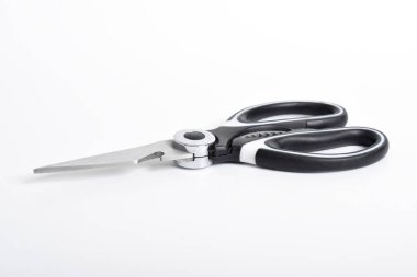 Mutfak makası beyaz zemin üzerinde paslanmaz çelik makaslar.