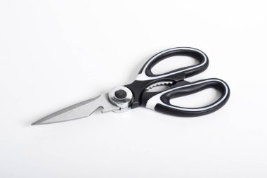 Mutfak makası beyaz zemin üzerinde paslanmaz çelik makaslar.