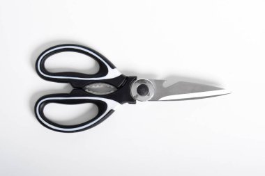 Mutfak makası beyaz arka planda paslanmaz çelik. Üst manzara, düz uzanma.