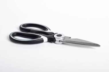 Mutfak makası beyaz zemin üzerinde paslanmaz çelik makaslar.