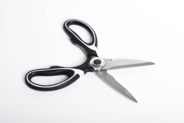 Mutfak makası beyaz zemin üzerinde paslanmaz çelik makaslar.