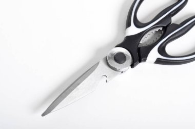 Mutfak makası beyaz zemin üzerinde paslanmaz çelik makaslar.