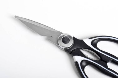 Mutfak makası beyaz zemin üzerinde paslanmaz çelik makaslar.