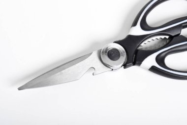 Mutfak makası beyaz zemin üzerinde paslanmaz çelik makaslar.