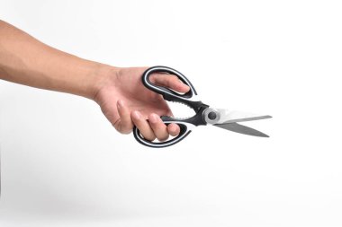 El ele tutuşan mutfak makası beyaz arka planda paslanmaz çelik makası..