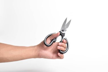 El ele tutuşan mutfak makası beyaz arka planda paslanmaz çelik makası..