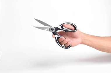 El ele tutuşan mutfak makası beyaz arka planda paslanmaz çelik makası..