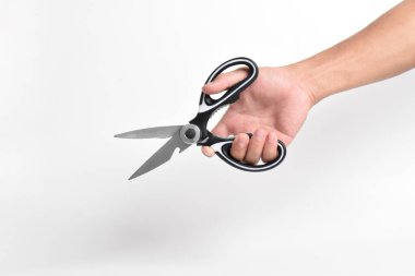 El ele tutuşan mutfak makası beyaz arka planda paslanmaz çelik makası..