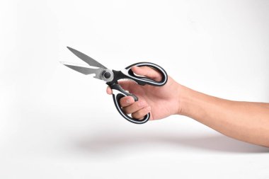 El ele tutuşan mutfak makası beyaz arka planda paslanmaz çelik makası..