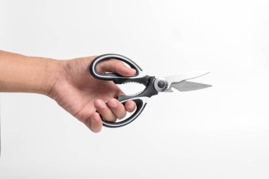 El ele tutuşan mutfak makası beyaz arka planda paslanmaz çelik makası..