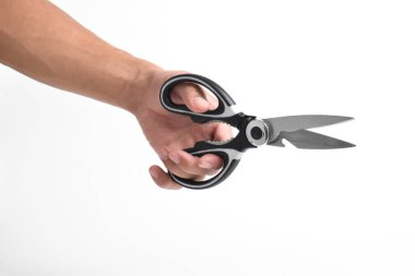 El ele tutuşan mutfak makası beyaz arka planda paslanmaz çelik makası..