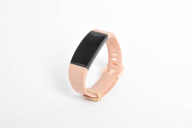 Kablosuz akıllı saat beyaz arkaplanda izole edildi. Pembe akıllı dikdörtgen şekil tasarımı izole edildi